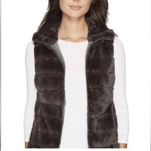 - ❤️Evereve. Dylan Faux fur vest